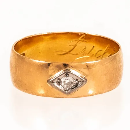 Ring med en diamant ca 0,03ct stl:16½ bredd 6mm, gravyr, 18K 3,2g.