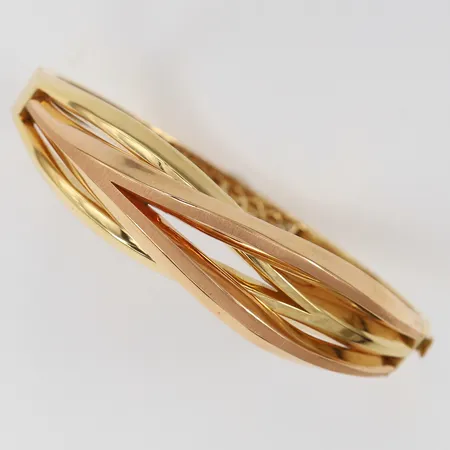 Armring med dekor öppningsbar Ø60,5mm bredd 3,8-15mm tvåfärgat 18K. Vikt: 14,7 g