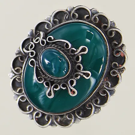 Ring med gröna stenar stl:18 bredd 5,7-34,5mm ställbar skena egyptiska stämplar silver 925/1000 Vikt: 18,3 g