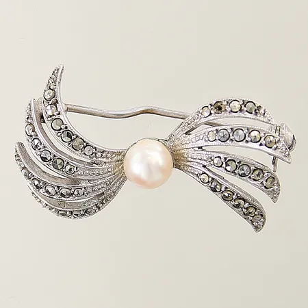 Brosch med odlad pärla samt markasiter 20x31mm böjd nål en markasit saknas silver 830/1000 Vikt: 4,7 g