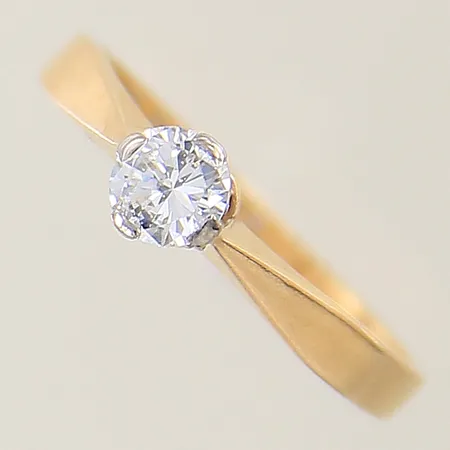 Ring med diamant ca 0,43ct kvalitet Top Crystal (I)/P, fjädrar som når ytan, stl:18 bredd 2,1-5,2mm 18K Vikt: 2,5 g