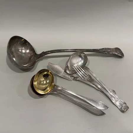 Diverse silverbestick, monogramgravyr, silver 830/1000 Vikt: 605,2 g