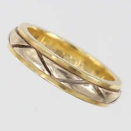 Ring stl:16¾ bredd 4,5mm tvåfärgad gravyr 14K Vikt: 6 g