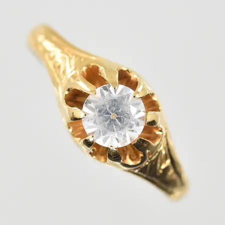 Ring med vit sten stl:16¼, bredd 2-7mm, 18K. Vikt: 2,2 g