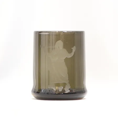 Vas Kjell Löwenadler (1905-1993) vas bruntonat glas med graverad dekor av piprökande man troligen 1930-40-tal höjd 15cm