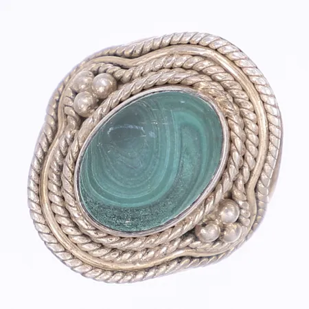 Ring med oval grönmarmorerad sten (troligen malakit) stl 18 silver 925/1000 slitage Vikt: 9,1 g