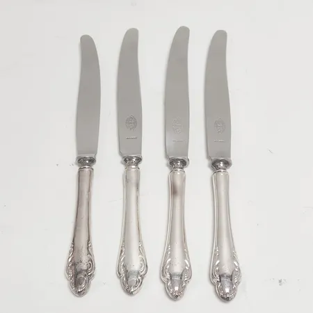 4 Matknivar modell: Haga, längd: 255mm, knivblad i rostfritt stål, svenska stämplar, missfärgade, silver 830/1000, bruttovikt 259,0g Vikt: 259 g