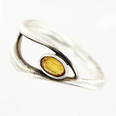 Ring gul sten stl: 18¾, bredd 3-9mm, stämplad Kalling, silver 925/1000 Vikt: 4,7 g
