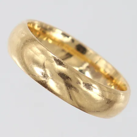 Ring slät Schalin stl:17½ bredd 5mm gravyr 18K. Vikt: 5,9 g