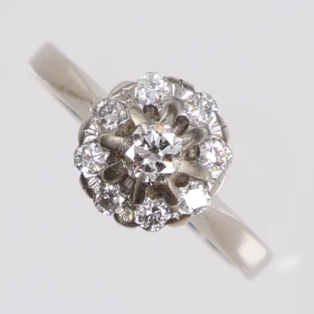 Ring med diamanter 8x0,01ct, 1x0,35ct, stl:17½, bredd 2-9mm, vitguld, 18K Vikt: 3,4 g