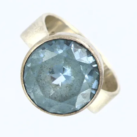 Ring med blå sten stl: 16, bredd: 7-12,5mm, handsmide Gussi, 830/1000 Silver Vikt: 5,5 g