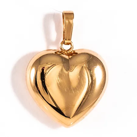 Hänge hjärta i 18K guld. Det är 22,3 mm långt inkl. ögla och väger 1,5g.