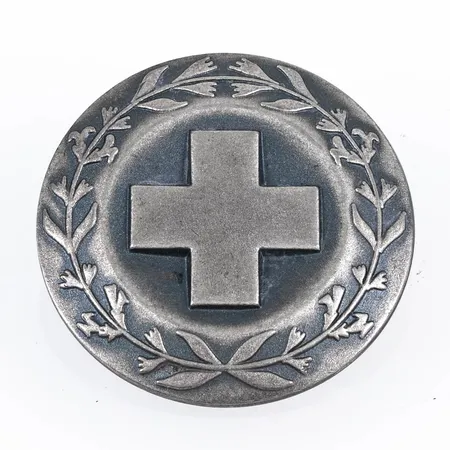 Vårdbrosch i silver. Ø 31,3 mm. Sporrong från 1972. Vikt 13,4g inkl. metallnål.