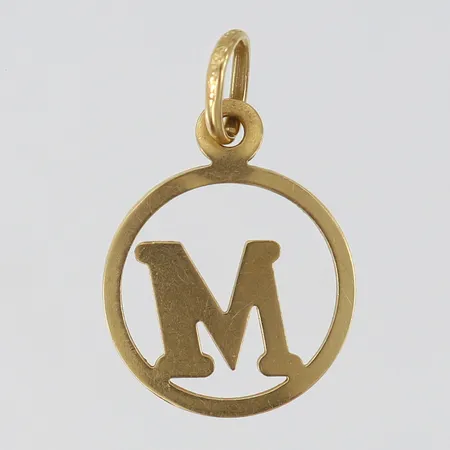 Hänge "M" 25x17mm ink ögla 18K. Vikt: 1,7 g