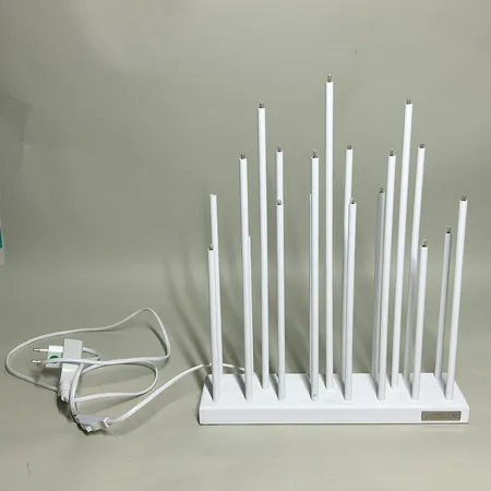 Elflugan elljusstake vit fungerar, saknar en lampa, en lampa är trasig ett par rostfläckar på undersidan Skickas med postpaket.