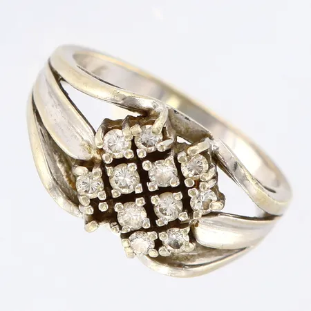 Ring med vita stenar stl:18, bredd 3-10mm, i behov av rodiering, vitguld 14K,  Vikt: 6,8 g