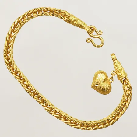 Armband med berlock hjärta längd ca 17,5cm bredd 4,2mm Thailand 23K Vikt: 15,2 g
