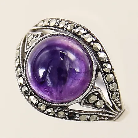 Ring med cabochonslipad ametist och markasiter stl:16½ bredd 1,9-14mm en markasit saknas silver 830/1000  Vikt: 4 g