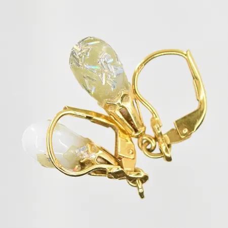 Diverse defekt guld med plastdetaljer, 18K. Vikt: 2,8 g