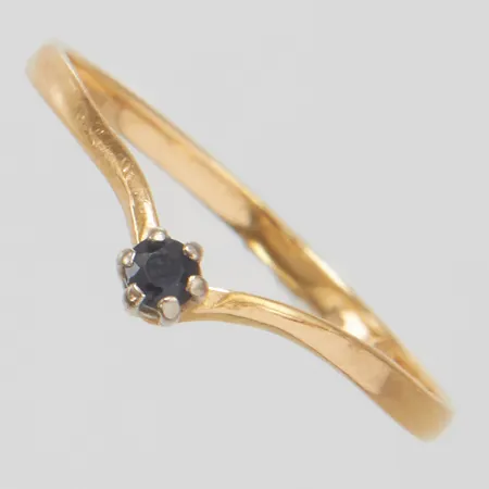 Ring med blå sten, skadad, stl:17¼, bredd: 1,5-3mm, skev skena, 18K Vikt: 0,9 g