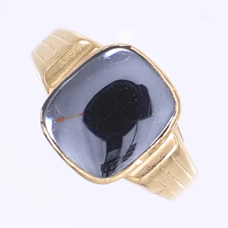 Ring med svart sten troligen hematit stl:16, bredd 3-12mm, 18K Bruttovikt: 5,6g Vikt: 5,6 g