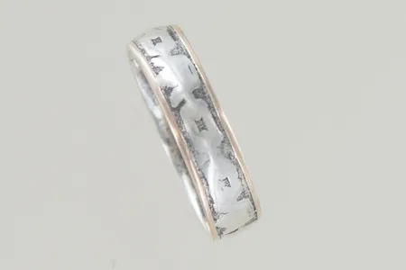 Ring stl:20¾, graverad silver Vikt: 3,6 g