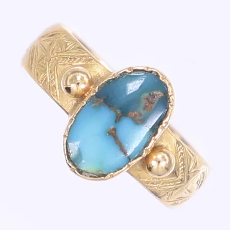 Ring med grön sten stl 17½, bredd 5-11mm, gravyr, svenska stämplar 1906, sten troligen senare tillagd, 18K Bruttovikt: 4,6g Vikt: 4,6 g