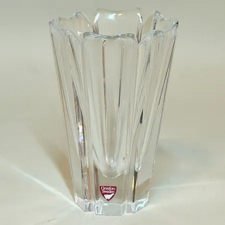 Vas Orrefors Corona design Lars Hellsten höjd 14,5cm etikettmärkt, defekt, stor nagg under vasen