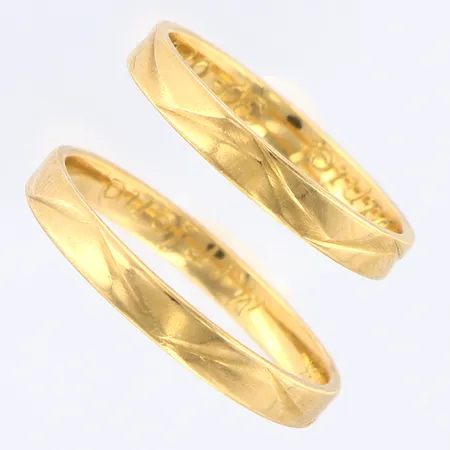 2 ringar mönsterdekor stl:17½/19½, bredd 3mm, gravyr, 18K Vikt: 5,6 g