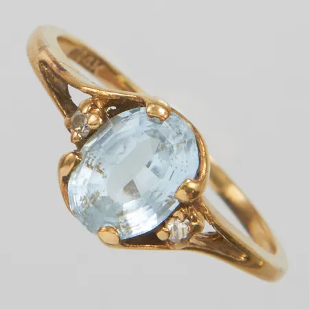 Ring med en blå topas ca.7,8x6,5mm, stl:17, bredd: 1,2-8mm, 14K Vikt: 2 g