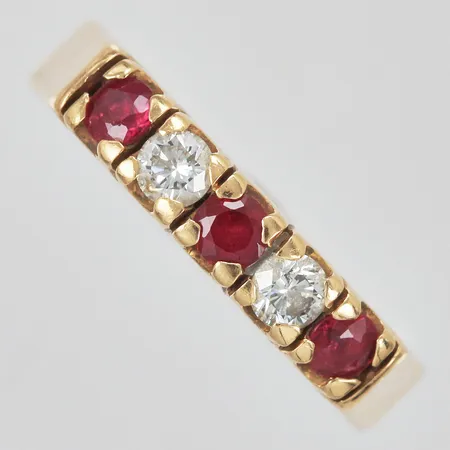 Ring med behandlade rubiner  och diamanter ca: 2x0,10ct SCHALIN stl: 16¼ bredd: ca 3mm graverad 18K  Vikt: 4,6 g