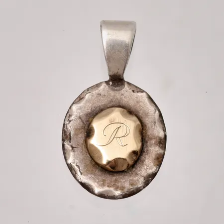 Hänge 15,1x26,4mm, R graverat, silver 925/1000, 3,83g.