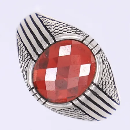 Ring med röd sten stl 21 bredd 3-15mm ojämn skena silver 925/1000 Vikt: 7,8 g