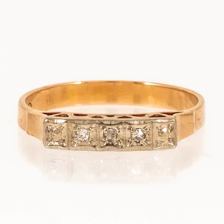 Ring med 3 x 0,01ct 8/8-slipade diamanter stl:17 bredd 2,5-3,2mm, 18K 2,1g. 