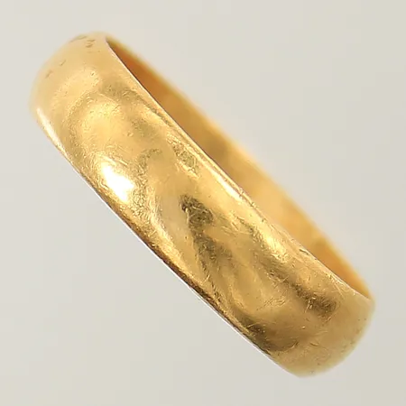 Ring slät stl:20 bredd 6,1mm gravyr, repig skena 23K Vikt: 8 g