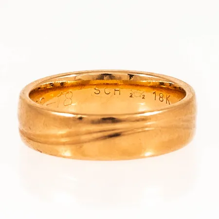 Ring med vågmönster stl:15¾ bredd 5mm, gravyr, 18K 5,0g.