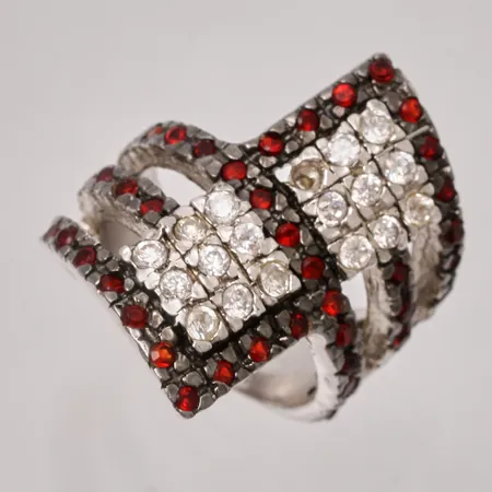 Ring stl:17 bredd 6,8-26,7mm, röda och vita stenar, 1st vit saknas, silver 925/1000, 10,42g.