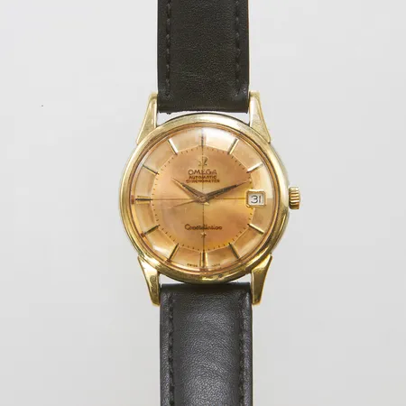 Herrur Omega Constellation Pie Pan, guld på stål, automatisk, 34mm, verknr 19062320, cal. 561, skadad samt slitage på urtavla, läderarmband ej original, inga tillbehör.