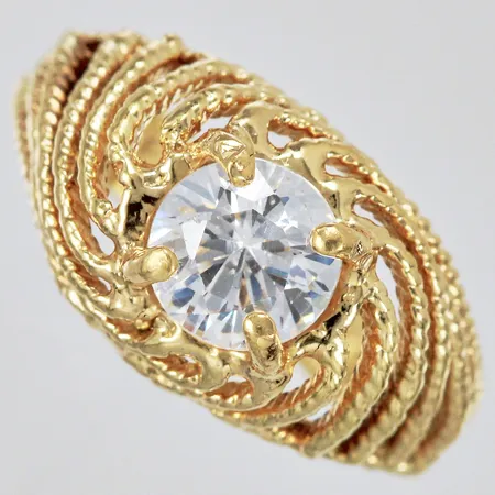 Ring med vit sten stl: 15½ bredd: ca 2-10mm ostämplad 18K Vikt: 4 g