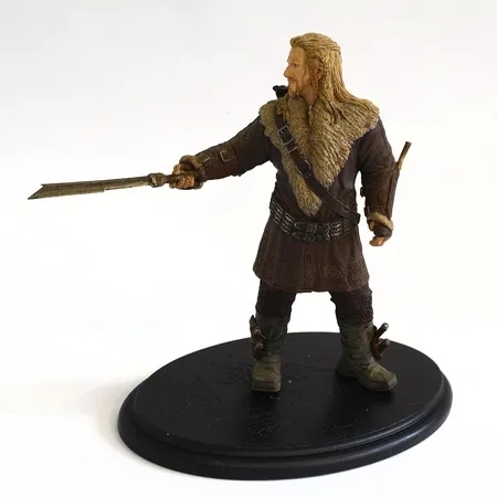 Samlarskulptur Sagan om Ringen "Fili the dwarf", formgiven av Lindsey Crummet för Weta Workshop, mått: 22,5x14x23cm, nr 292/1000, 1 svärd av samt figur lös från platta, inga övriga tillbehör