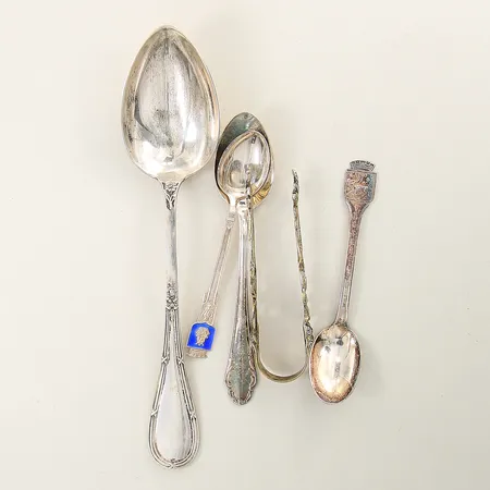 Diverse silverföremål 1 med emaljdetalj silver 830-925/1000 Vikt: 97,9 g