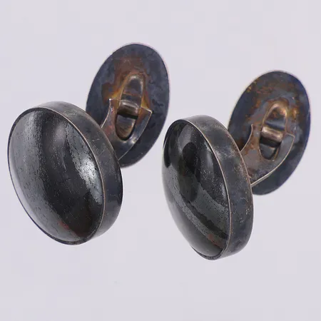 Ett par manschettknappar svart sten Ø19mm Stenlyan, gravyr NJA 25år, 830/1000 silver Vikt: 16,3 g
