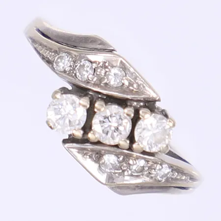 Ring med dia tot ca 0,30ctv stl 16¼ bredd 1,5-8mm vitguld 18K Vikt: 3,3 g