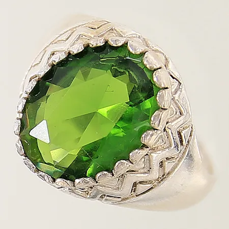 Ring med grön sten stl:20¼, bredd 4,4mm, repig sten silver 925/1000 Vikt: 6,9 g