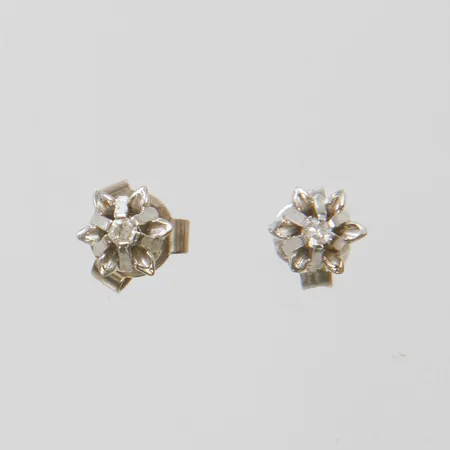 Örhängen med diamanter 2 x ca.0,01ct, 8/8-slipade, Ø5,5-5mm, vitguld, 18K, en snurrebuss i silver 925/1000, bruttovikt 1,1g Vikt: 1,1 g