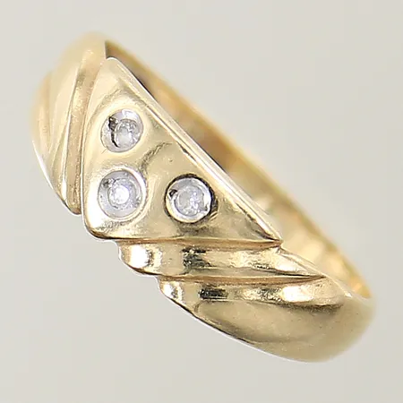 Ring med vita stenar stl:18 bredd 2,5mm repig skena 18K Vikt: 3 g