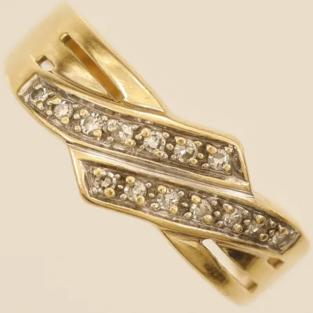 Ring med diamanter 14x0,01ct stl:19 bredd 2,2mm GHA 18K Vikt: 4,2 g