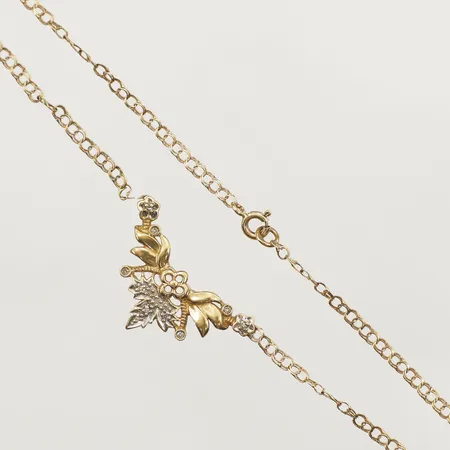Collier Bismarck med integrerat hänge med vita stenar längd 41,5mm bredd 2,5-17,8mm defekt 18K Vikt: 5,4 g