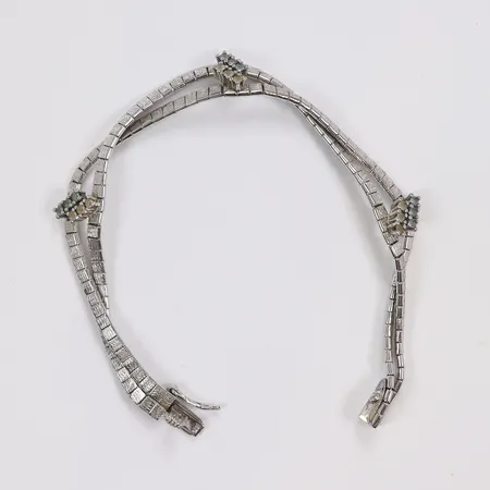 Armband med vita och blå stenar, längd 19,5cm, bredd 3-10mm, något defekt, 925/1000 silver Vikt: 16,7 g