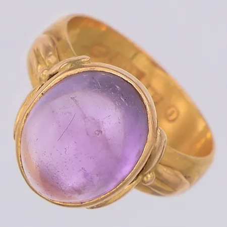 Ring sliten cabochonslipad ametist stl:17¾, fattning 18K, 20K Vikt: 7,8 g